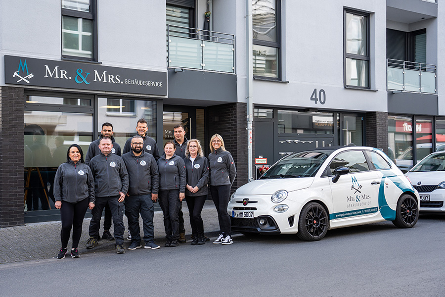 Mr. & Mrs. Gebäudeservice Team vor dem Firmengebäude